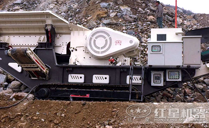 履帶移動(dòng)石子機(jī)破碎現(xiàn)場(chǎng)——智能操控，更安全
