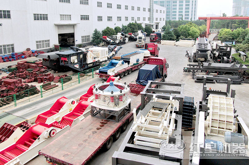 廠(chǎng)區(qū)正待發(fā)貨的石頭粉碎機(jī)現(xiàn)場(chǎng)