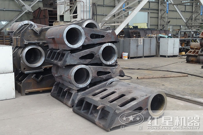 紅星機器大型鄂式破碎機配件區(qū)