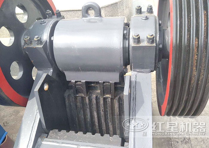 鄂式碎石機(jī)進(jìn)料口細(xì)節(jié)展示