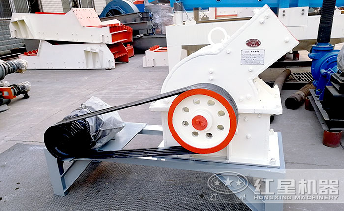 小型錘式石子破碎機(jī)廠區(qū)一角