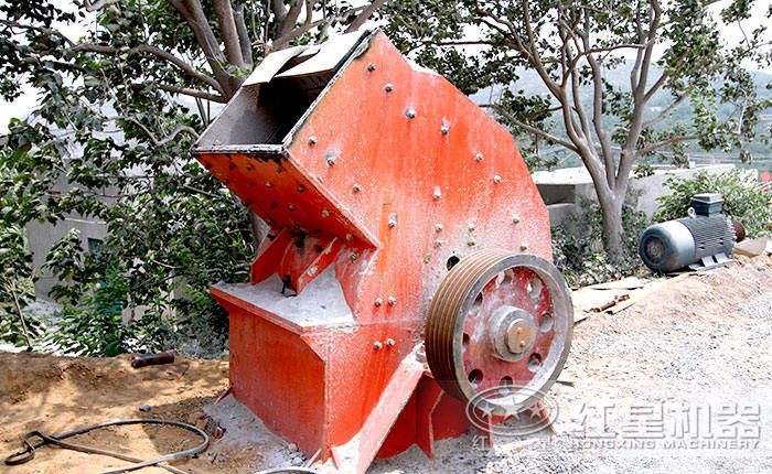 小型錘式石子破碎機(jī)現(xiàn)場(chǎng)