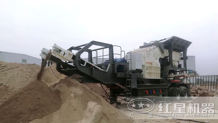 細碎機搭載移動破碎機施工現(xiàn)場