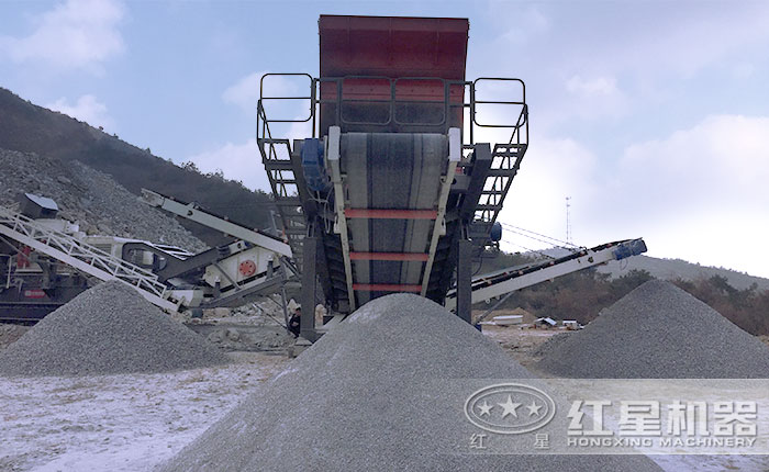 履帶移動制沙機作業(yè)現場