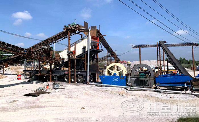 移動(dòng)制砂機(jī)生產(chǎn)線現(xiàn)場 移動(dòng)制砂機(jī)生產(chǎn)線現(xiàn)場