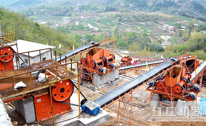 顎式破碎機(jī)現(xiàn)場