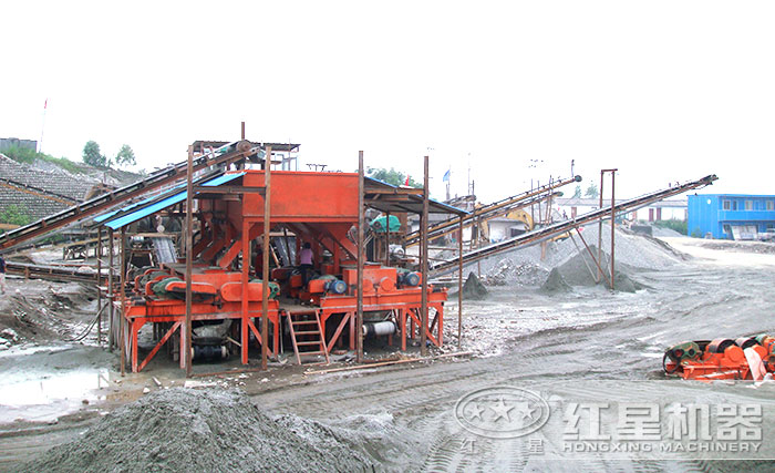 4臺(tái)對(duì)輥破碎機(jī)作業(yè)