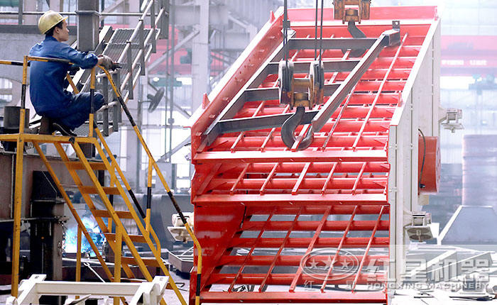 紅星機(jī)器工人認(rèn)真工作