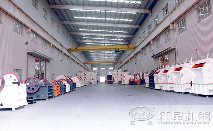 紅星機(jī)器廠區(qū)一角整齊待發(fā)的機(jī)器