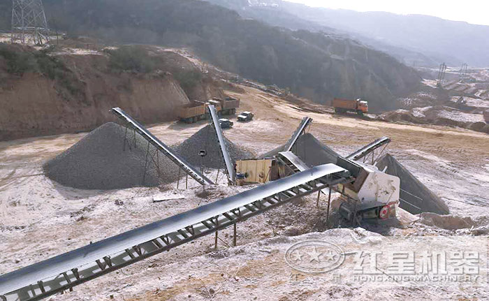 反擊式破碎機加工青石現(xiàn)場