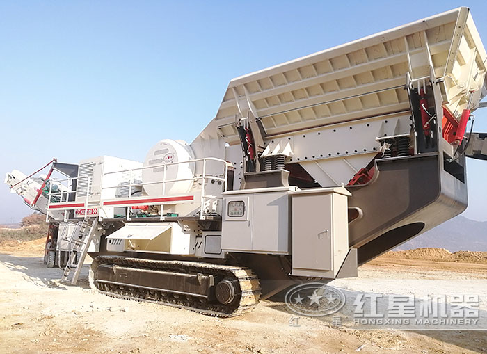 履帶流動(dòng)碎石機(jī)搭載鄂式破碎機(jī)