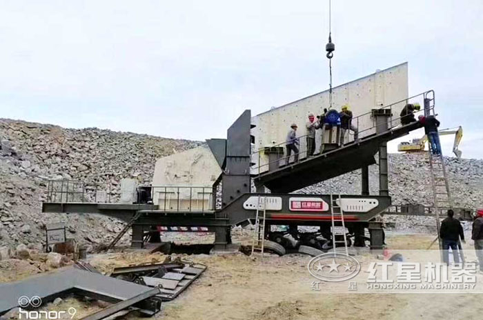 安徽流動(dòng)反擊式碎石機(jī)青石生產(chǎn)現(xiàn)場(chǎng)