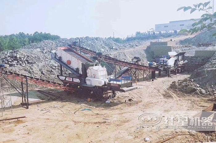 流動(dòng)反擊式碎石機(jī)200噸建筑垃圾處理現(xiàn)場(chǎng)