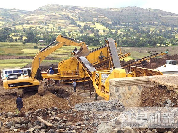 小型移動(dòng)破碎站工作現(xiàn)場(chǎng)