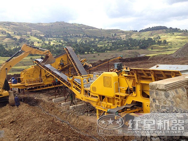 車載流動(dòng)破石子機(jī)工作現(xiàn)場