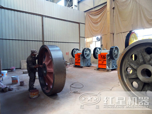 時(shí)產(chǎn)2000t花崗巖破碎機(jī)生產(chǎn)車間