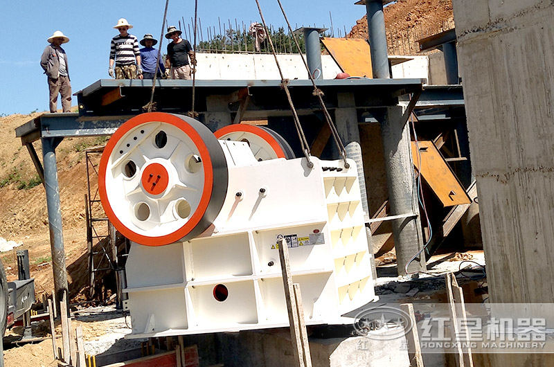顎式破碎機(jī)現(xiàn)場施工中