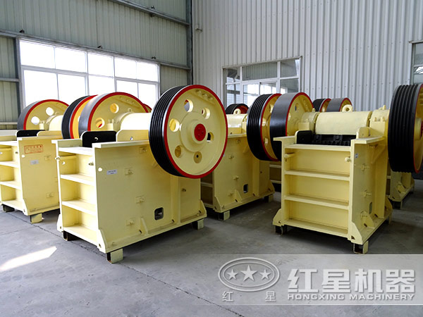 顎式粉碎機(jī)生產(chǎn)車(chē)間多種型號(hào)