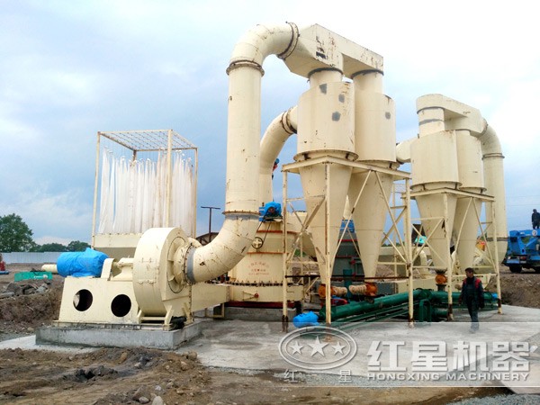 環(huán)保雷蒙磨粉機(jī)工作現(xiàn)場(chǎng)