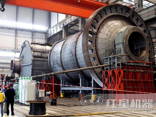 Ф5500&times;8500球磨機(jī)高能工作現(xiàn)場